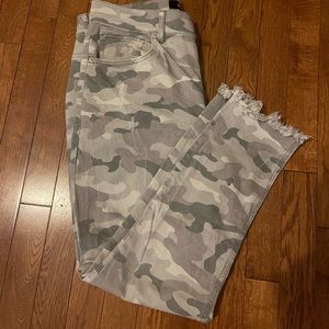 ✌️💜💜2/30.00 or one for original price!!! 💜💙 NWOT SUPER CUTE CAMO ANKLE PANTS